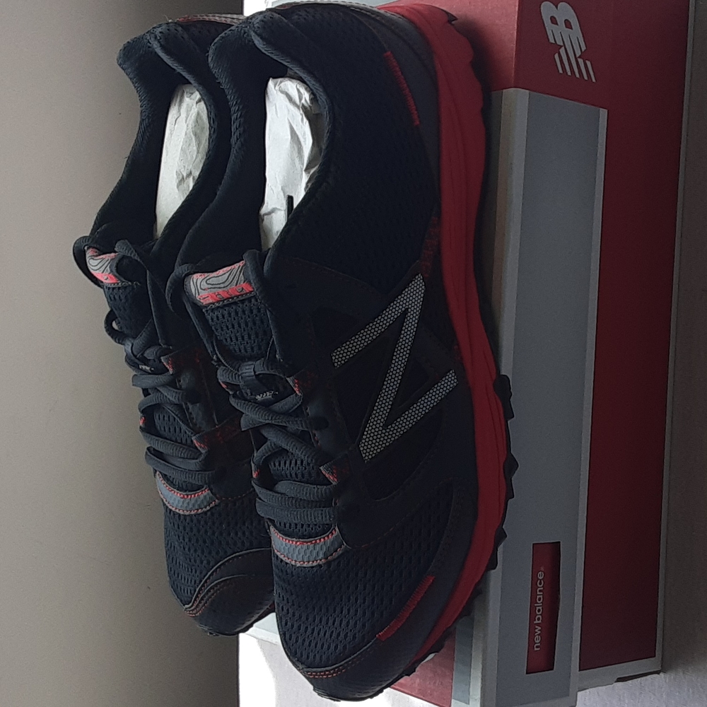 New Balance Red and Black Athletic Shoes Sleek Design